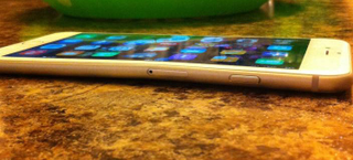 Illustration for article titled Some iPhone 6 Plus Owners Report Bending Phones Just From Sitting Down